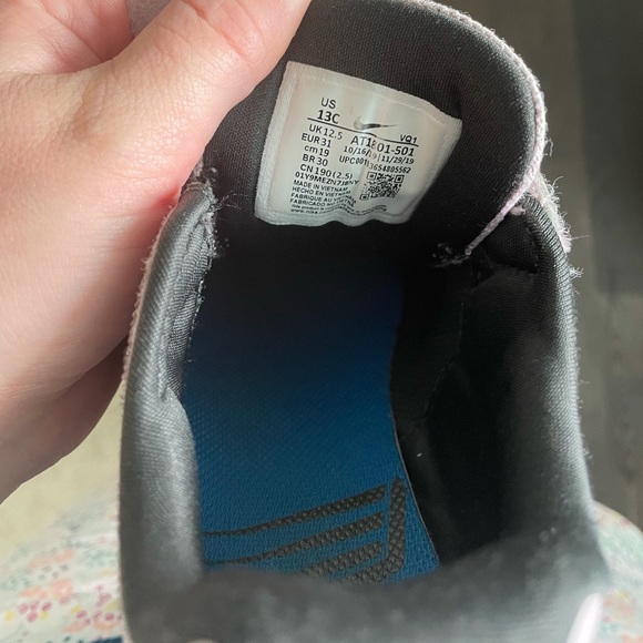 Girls Nike Lilac Shoes Size 13C - Picture 3 of 4
